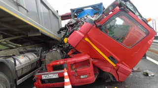 На трассе М‑12 в асфальтоукладчик влетел грузовик, погиб человек