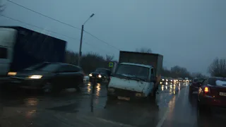 Пробка на Северной окружной: грузовик вылетел на встречку и лишился колес