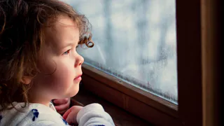 Для жителей многоэтажек: какие есть способы защиты детей от выпадения из окон?