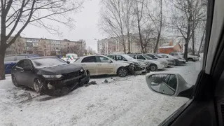 Вместо бамперов - каша: в Рыбном на парковке умудрились протаранить четыре автомобиля