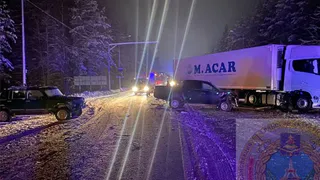 Отвлекшийся водитель фуры протаранил две машины под Брянском