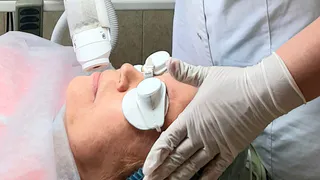 Лечить, нельзя выдавливать: врач рассказывает, как избавиться от прыщей и черных точек