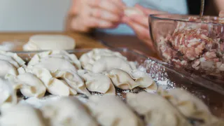 Перемолотые рога и копыта, ни грамма мяса: в Роскачестве назвали худшие бренды пельменей