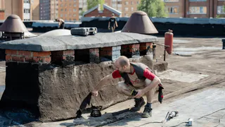В Глазове проверяют готовность школ и чинят крыши к сентябрю