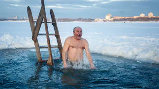 Врачи Нижнекамска рассказали, кому можно окунуться на крещение в купель