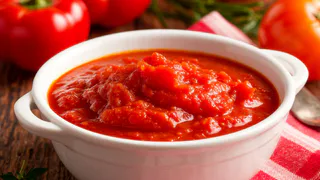 Осенью из урожая перцев варю яркий сладко-острый соус: вкус получается изысканный, ресторанный - идеально и к сырной тарелке и к мясу