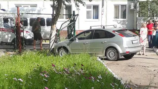 В Брянске легковушка врезалась в ворота детского сада «Лебёдушка»