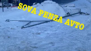 В Октябрьском районе Пензы водитель BMW X5 скрылся после столкновения со световой опорой