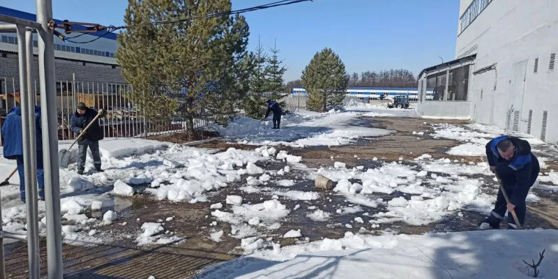 В Пензе продолжается уборка территорий Железнодорожного района
