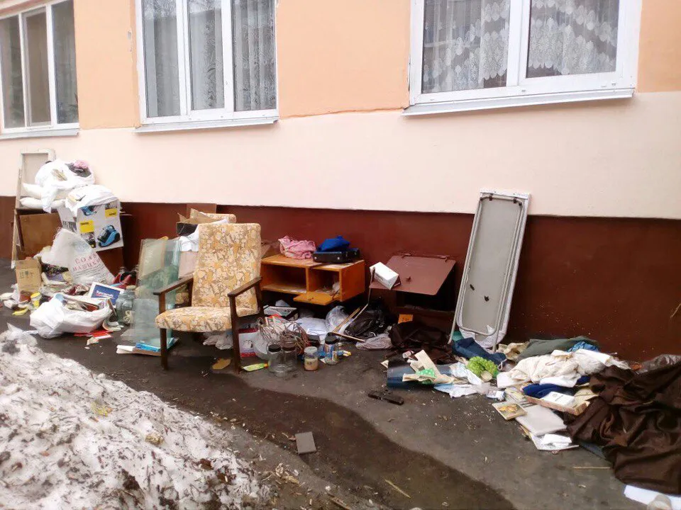 Вещи умершей нижнекамки валяются на улице