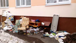 Вещи умершей нижнекамки валяются на улице