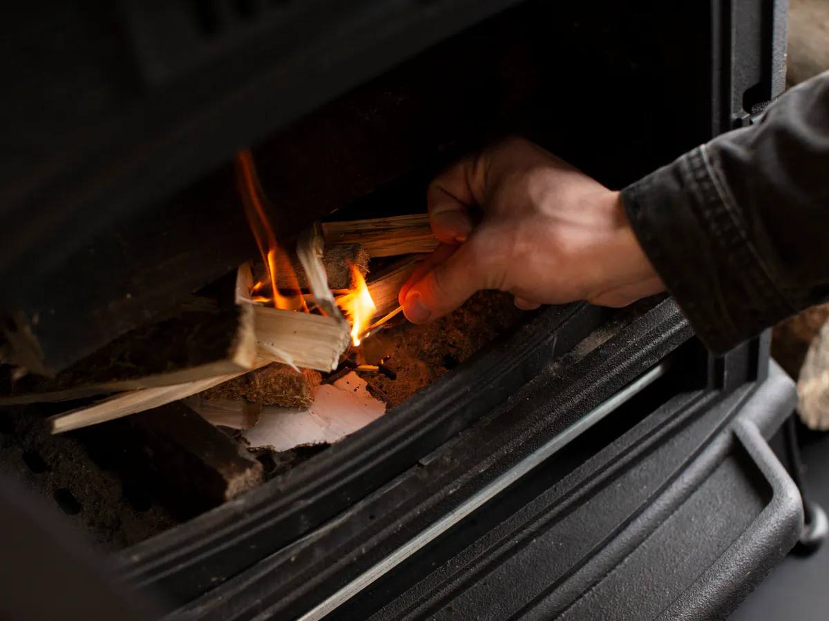 Картофельные очистки и осина не нужны — простой способ прочистки дымохода — сажа будет отлетать кусками