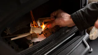 Картофельные очистки и осина не нужны — простой способ прочистки дымохода — сажа будет отлетать кусками