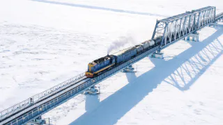 Побывал на краю Ямала на станции в тундре, куда не продают билеты: рассказываю кто ездит на единственном поезде