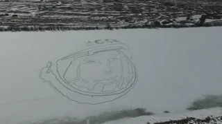 На льду озера изобразили гиганский портрет Гагарина