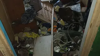 Жительница Рязани пожаловалась на устроившего в квартире свалку соседа