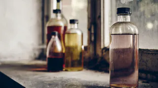 Как заработать 1,5 миллиона на пустых бутылках из под дешёвого вина, их даже во вторсырьё не принимают