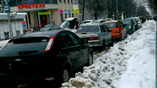 Лучше не делать: на Братиславской при уборке снега наделали сугробов на дороге