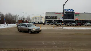 Дети, чтобы добраться до школы №37, должны преодолеть опасный переход и парковку