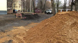 Постоянные раскопки и горы мусора - коммунальные проблемы одолевают жителей Новоселов