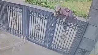 Пенсионерка сбежала из дома престарелых, перемахнув через двухметровый забор