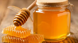 Не выкидывайте деньги на ветер: 5 признаков натурального свежего мёда на рынке