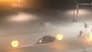 По улицам Нижнекамска рассекает сноубордист