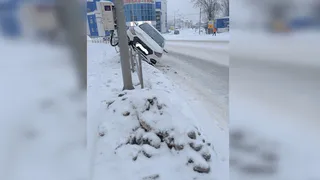 Напротив гипермаркета «НИТИ» в Рязани Hyundai повис на барьерном ограждении