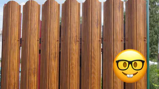 Забор сам себя не установит! А мы знаем умельцев, которые поднимут вокруг участка отличный евроштакетник