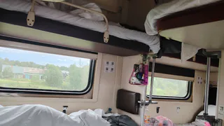 «Уже началось! Пассажиры с нижних полок не пускают верхних попить чаю к столику!»