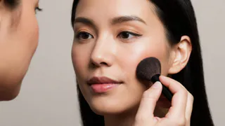 Какие румяна лучше - сухие или кремовые? Визажисты поставили точку в бесконечном споре