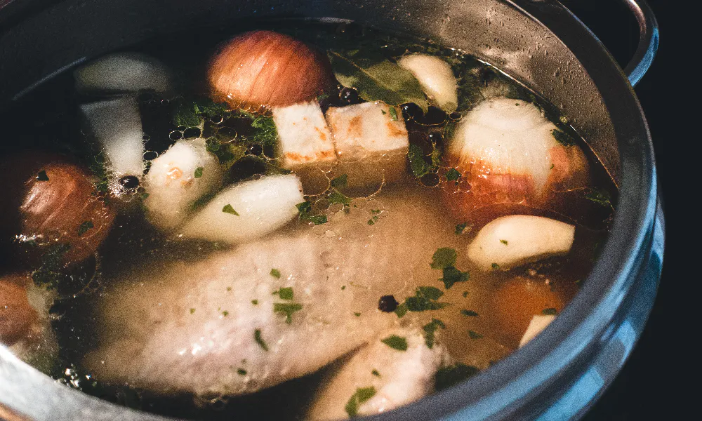 Как правильно варить бульон: советы шеф-повара