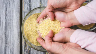 Ученые назвали самую полезную крупу – она лучше, чем гречка: избавит вас от запоров и поможет похудеть