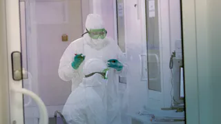 “Зарплата у медработников неплохая”: почему в “красной зоне” не кормят медперсонал