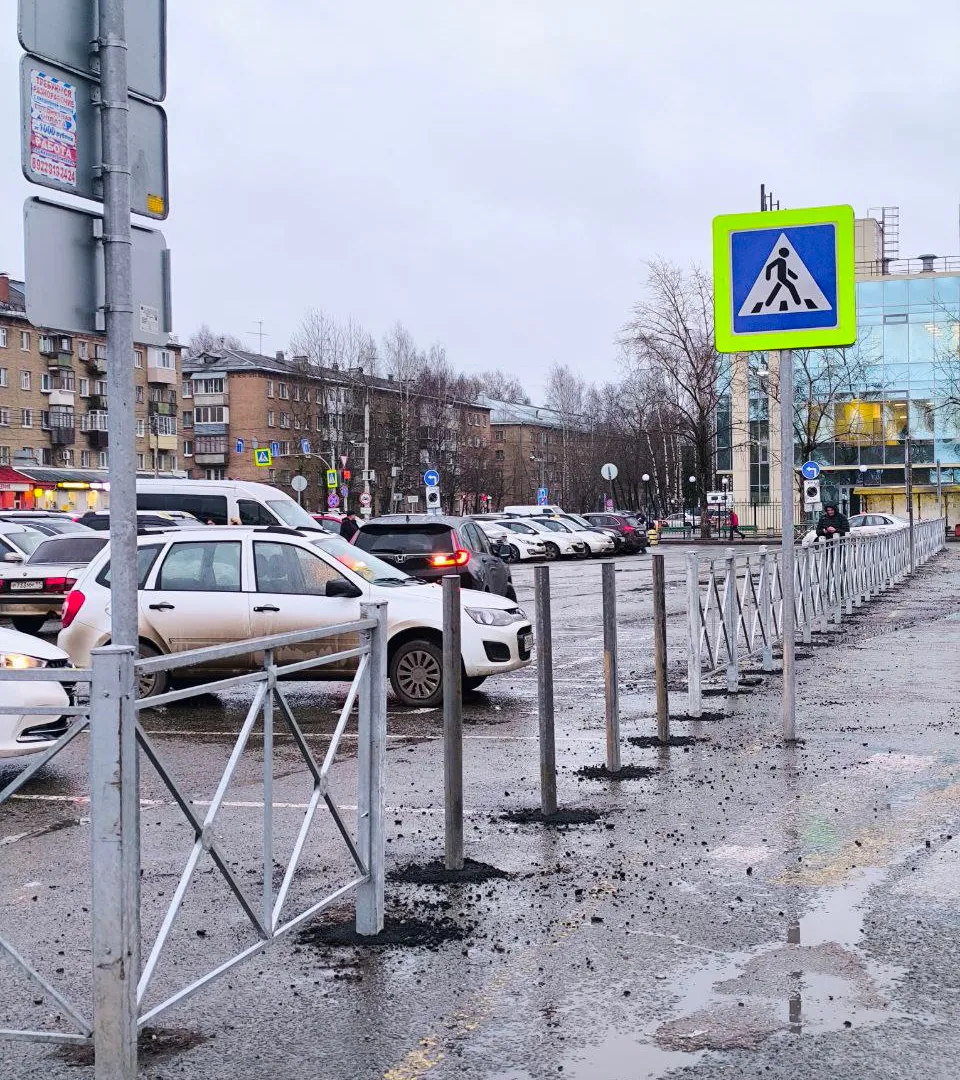 Новые ограждения обезопасят пешеходов у железнодорожного вокзала Сыктывкара