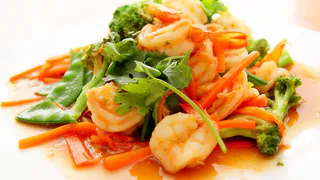 Салат с селедкой, грибами и креветками: идеальное блюдо для праздничного стола