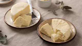 Теперь не покупаю сыр: беру 2 упаковки самой дешевой ряженки, немного "колдую" и сыр как в магазине - и даже вкуснее