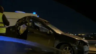 В Магнитогорске автомобиль сбил электроопору и оказался на рельсах