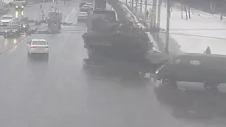 Видео: на Московском шоссе грузовик уронил буровую установку