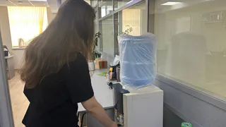 Налили из-под крана и продают: Роскачество назвало марки воды для кулеров, опасные для питья 