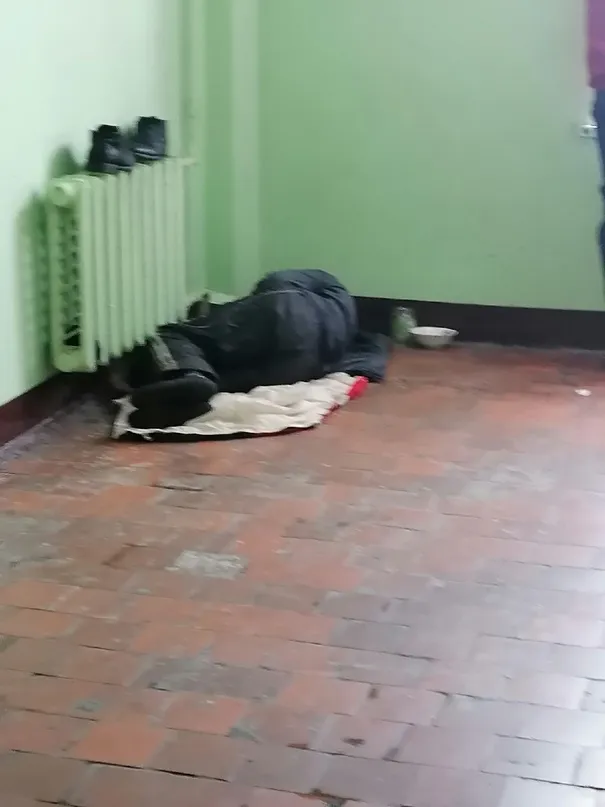 Даже полиция бессильна: нижнекамцы не знают, как выселить бомжа
