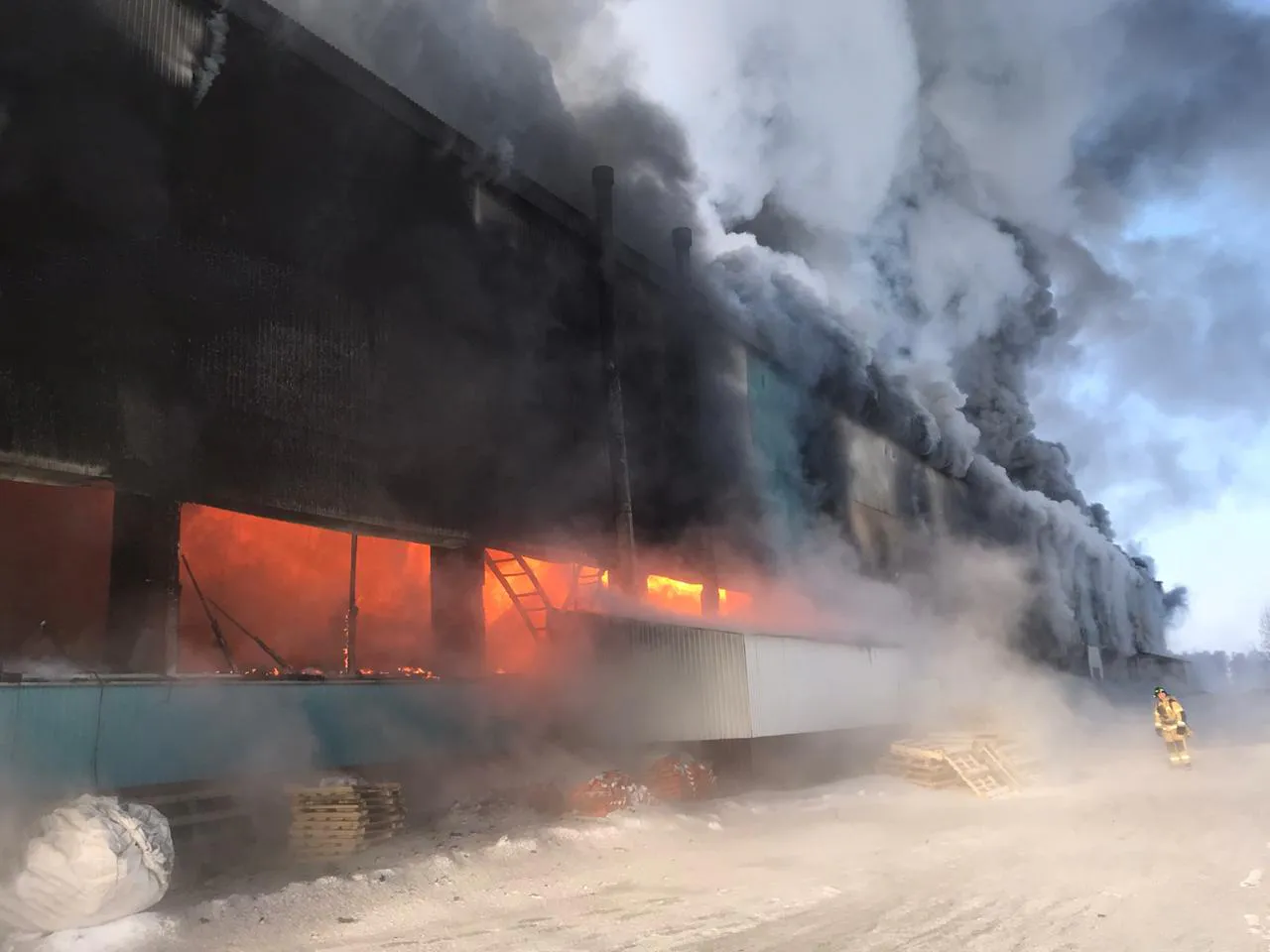 При пуске оборудования на предприятии Нижнекамска произошел пожар