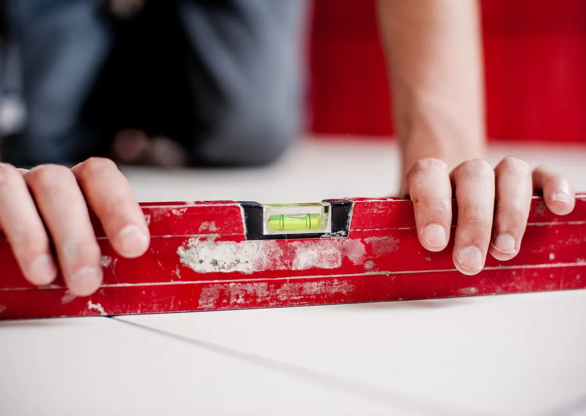 Простая и недорогая замена ламинату: укладываем в один слой - пол будет тёплый