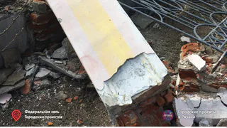 Валили столбы на землю: Сорокина недовольна подрядчиком, который разрушил ограду Наташкиного парка