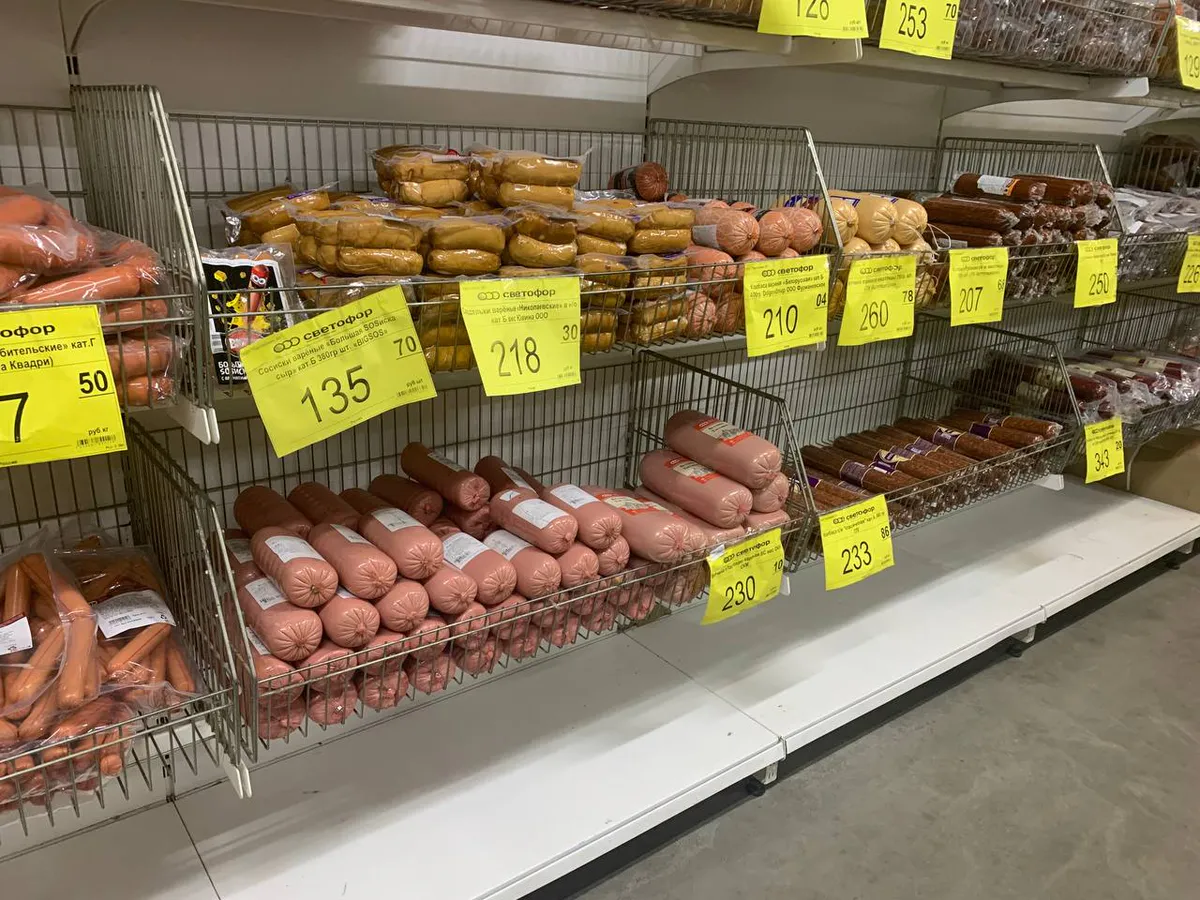 Недорогая, но качественная: Роскачество определило лучшую колбасу для салата "Оливье"