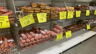 Подруга-продавец объяснила - зачем люди берут в «Светофоре» по 10-20 палок колбасы и по 20 кг сосисок