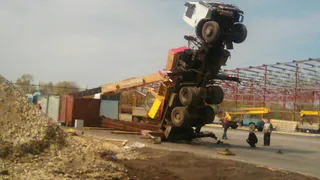 В Клепиках стрела автокрана пробила крышу вагончика для рабочих (много фото)