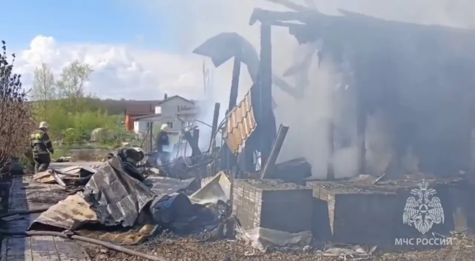 На Барковке загорелись хозпостройки и частный дом