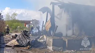 На Барковке загорелись хозпостройки и частный дом