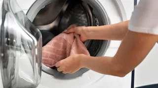 Стиралка больше не ходит ходуном по ванной: делюсь одной хитростью — научил бывалый сантехник